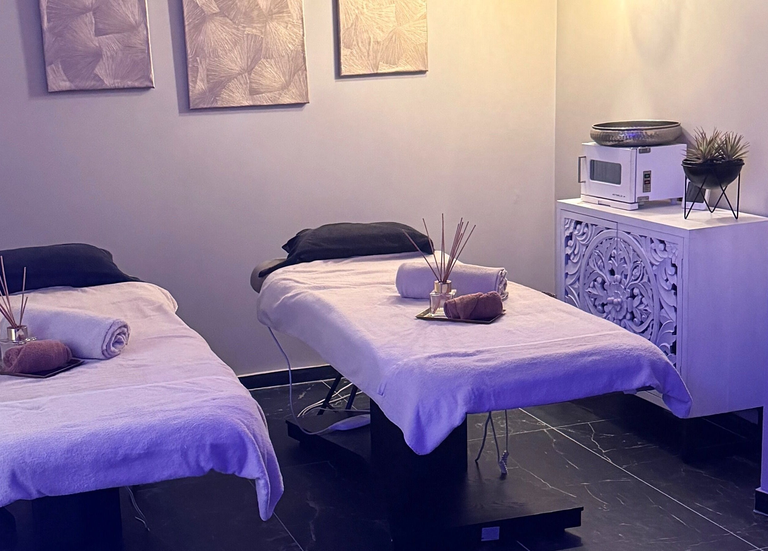 Salle de massage élégante au Bellissime Institut & Spa, Soissons, Hauts-de-France, FR.