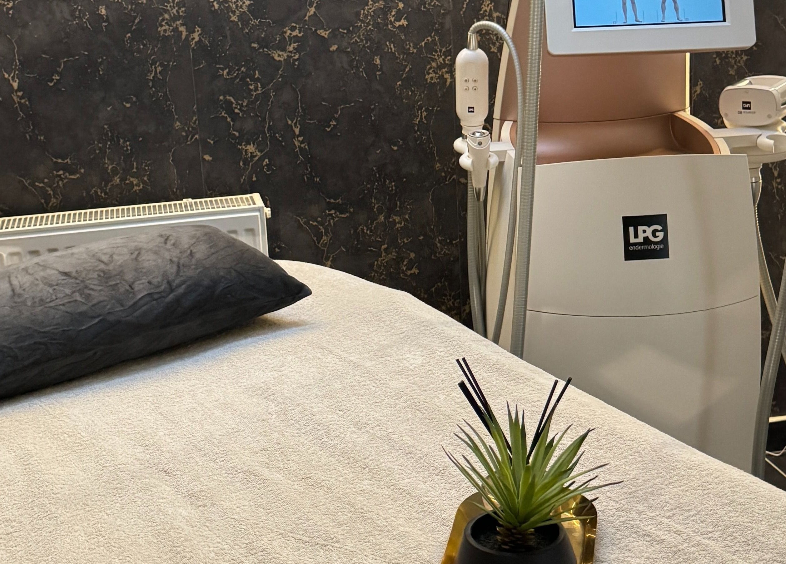 Salle de soin moderne au Bellissime Institut & Spa, Soissons, Hauts-de-France, FR avec équipement LPG.