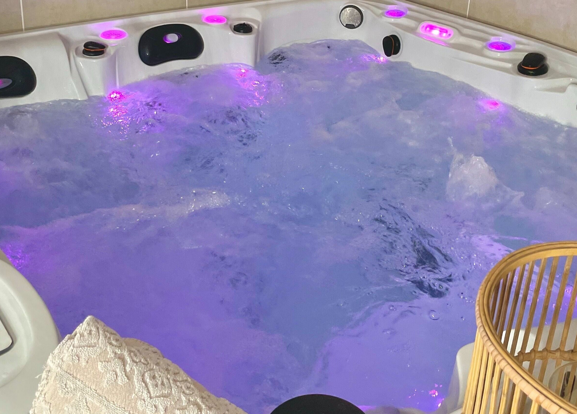 Jacuzzi luxueux à Bellissime Institut & Spa, Soissons, Hauts-de-France, FR pour une détente ultime.