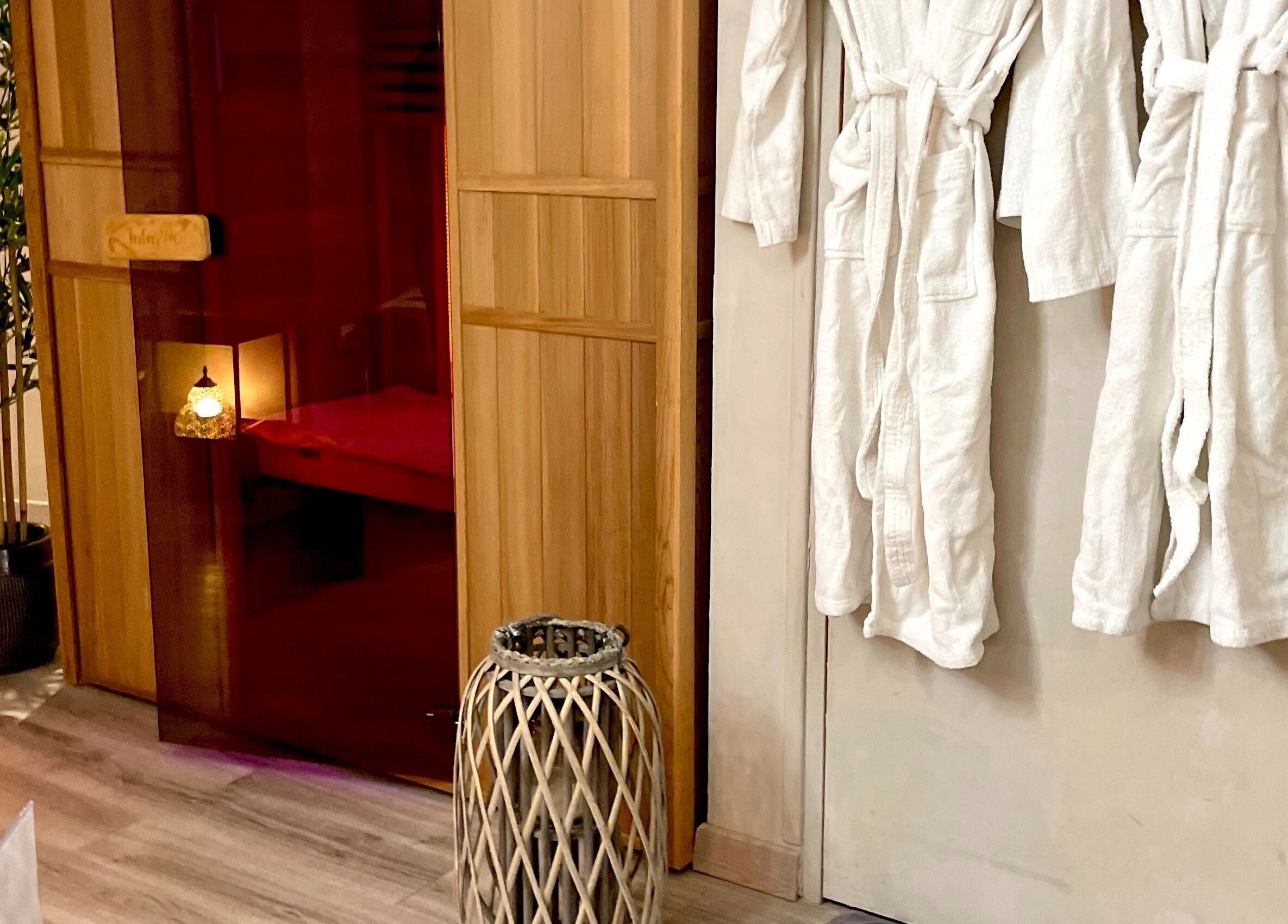 Espace détente avec sauna et peignoirs à Bellissime Institut & Spa, Soissons, Hauts-de-France, FR.