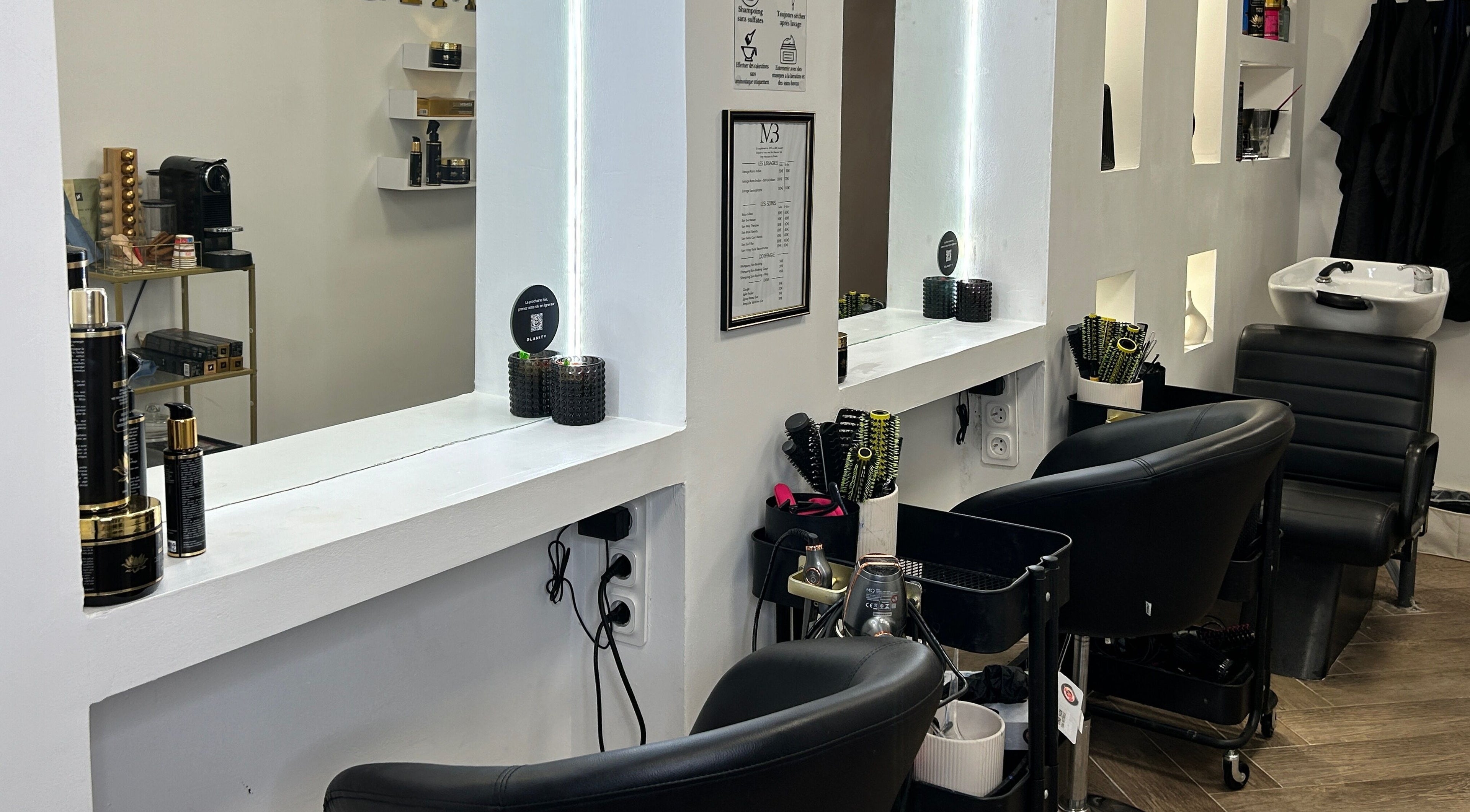 Intérieur chic du salon Missou Beauty à Nice, Provence-Alpes-Côte d'Azur, FR avec sièges modernes.