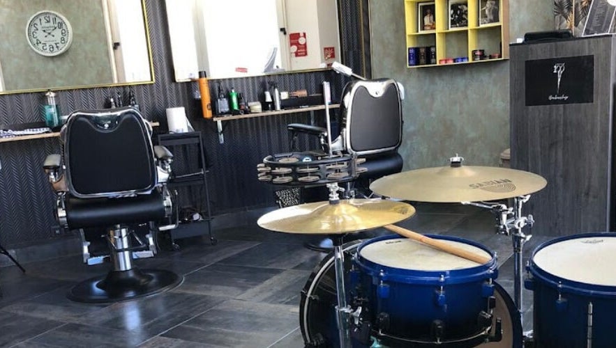 Sala de barbearia com tambores em 100 Cortes Expo, Lisboa, Lisboa, PT.