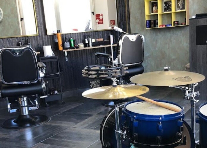 Sala de barbearia com tambores em 100 Cortes Expo, Lisboa, Lisboa, PT.