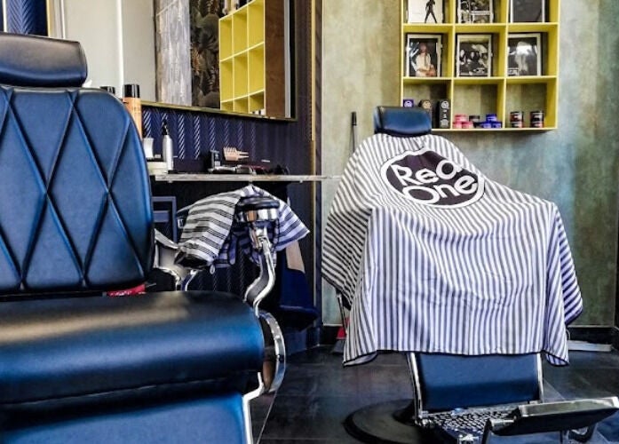 Cadeira de barbeiro moderna no 100 Cortes Expo, Lisboa, Lisboa, PT, ambiente sofisticado.