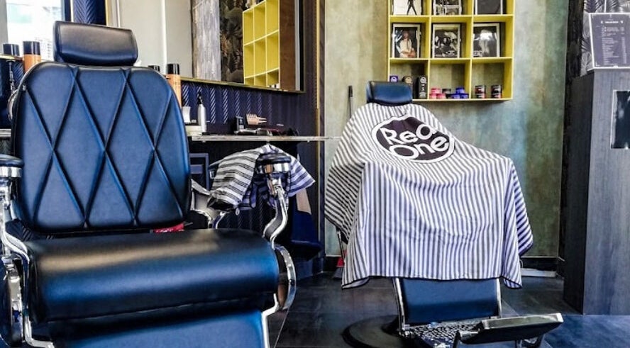 Cadeira de barbeiro moderna no 100 Cortes Expo, Lisboa, Lisboa, PT, ambiente sofisticado.