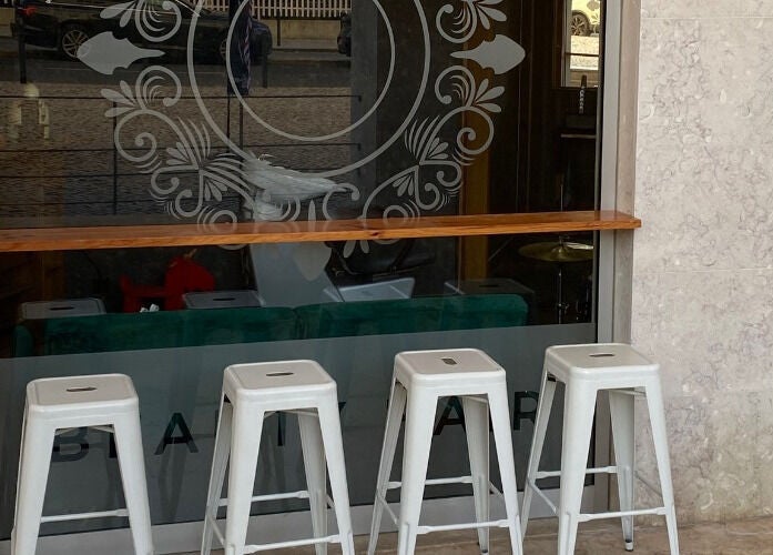 Espaço aconchegante com taburetes em 100 Cortes Expo, Lisboa, Lisboa, PT.