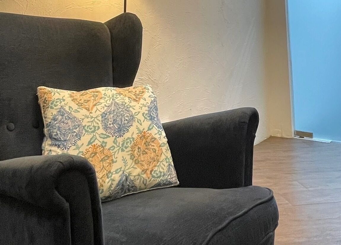 GRACEOUS River Valleyの落ち着いたシングルアームチェア、シンガポール、シンガポール、SG。