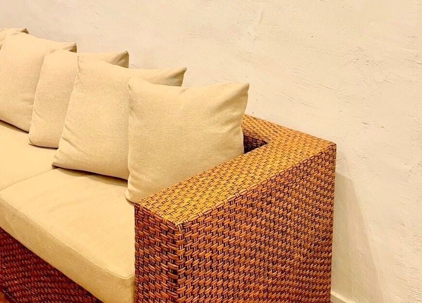 GRACEOUS River Valleyのラタンソファがシンガポール、シンガポール、SGにてスタイリッシュに配置されています。