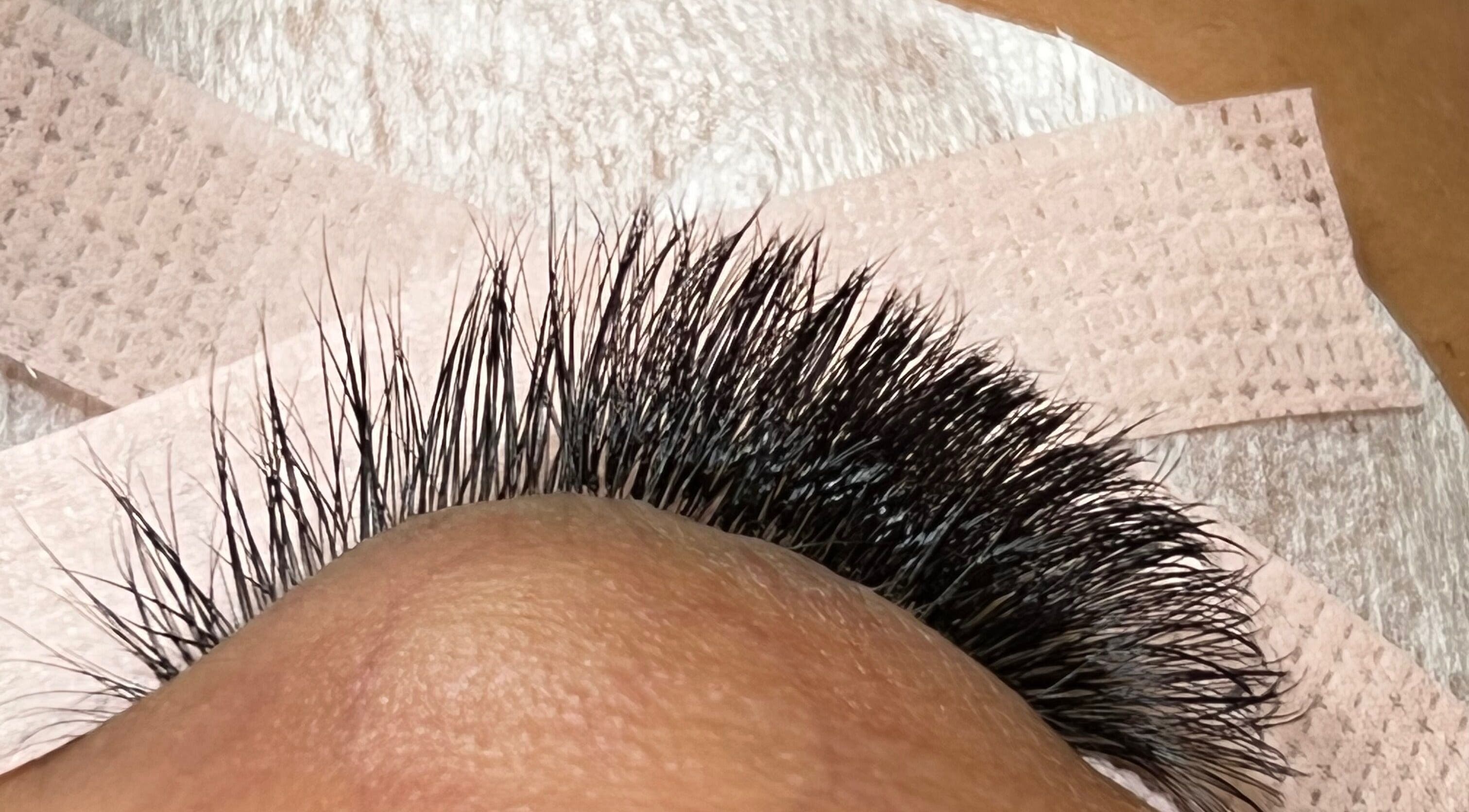 Extension de cils au Rebeca Beauty Institut, Calais, Hauts-de-France, FR, offrant un look élégant et volumineux.