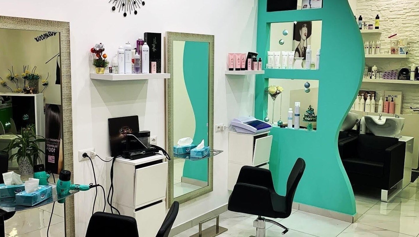 Interno del salone Glamour di Mimma Lucia, Calabria, Catanzaro, IT con specchi eleganti e prodotti di bellezza.