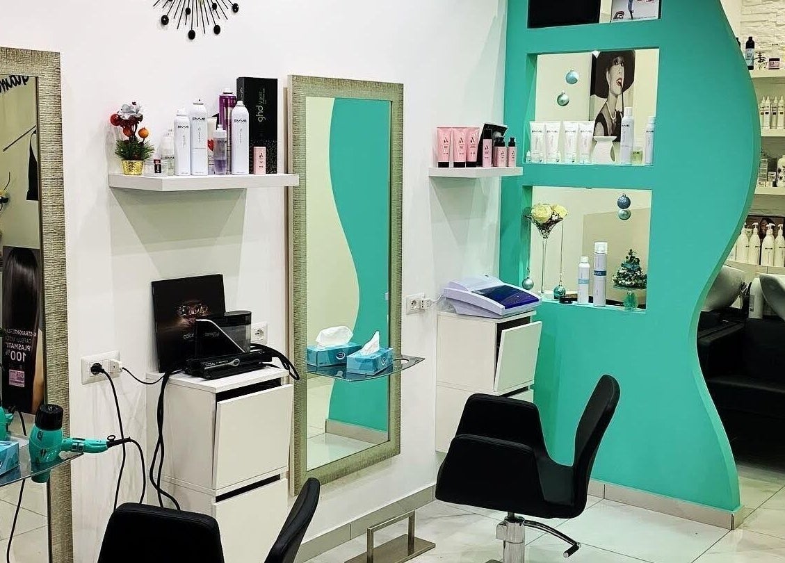 Interno del salone Glamour di Mimma Lucia, Calabria, Catanzaro, IT con specchi eleganti e prodotti di bellezza.