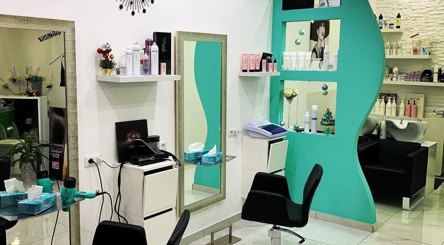 Interno del salone Glamour di Mimma Lucia, Calabria, Catanzaro, IT con specchi eleganti e prodotti di bellezza.