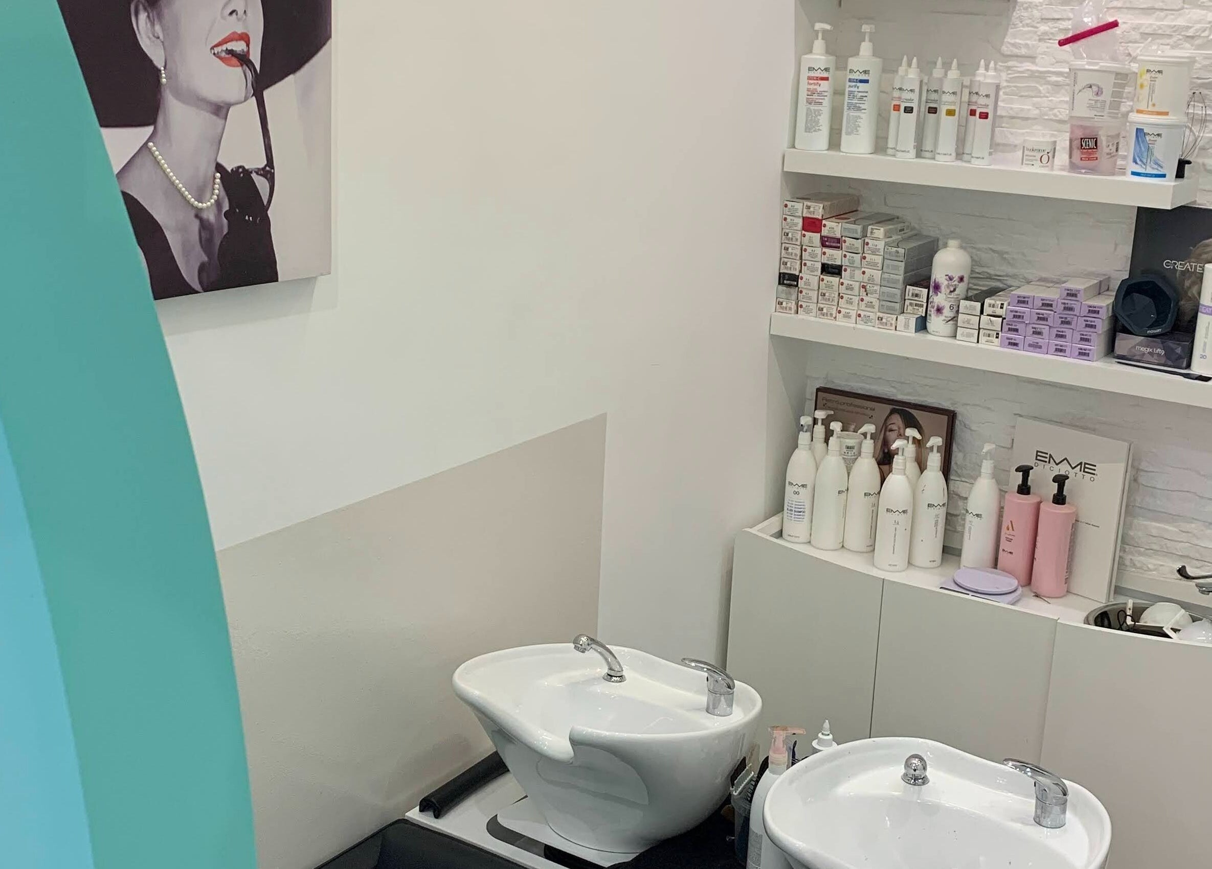 Interno di Glamour di Mimma Lucia, Calabria, Catanzaro, IT con lavabi e prodotti di bellezza.