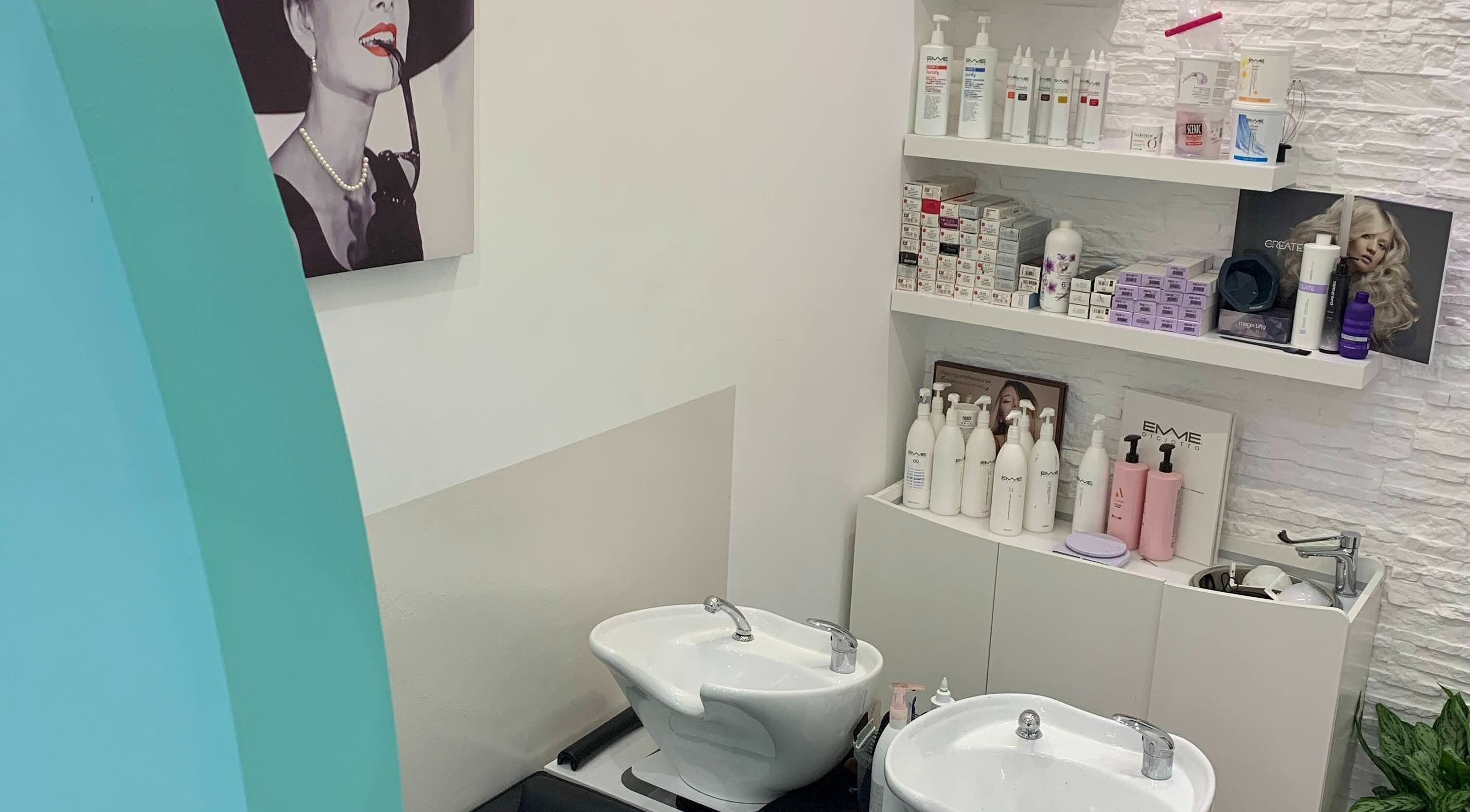 Interno di Glamour di Mimma Lucia, Calabria, Catanzaro, IT con lavabi e prodotti di bellezza.