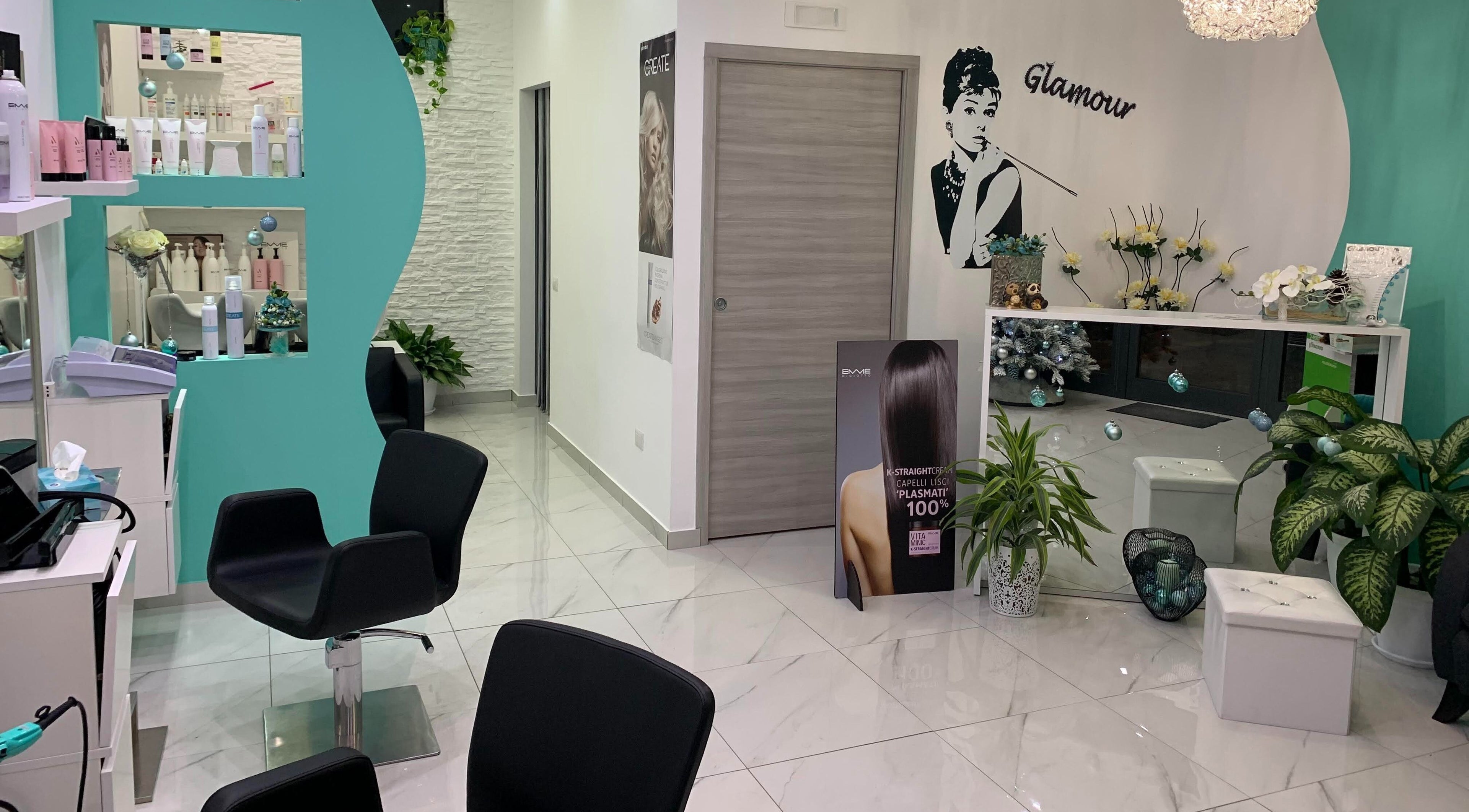 Interno elegante del salone Glamour di Mimma Lucia a Calabria, Catanzaro, IT con arredi moderni.