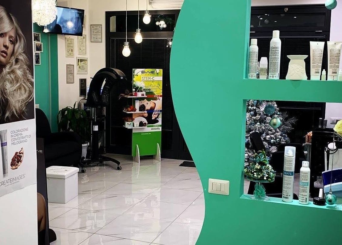 Interno di Glamour di Mimma Lucia a Catanzaro, Calabria, con prodotti di bellezza e decorazioni eleganti.