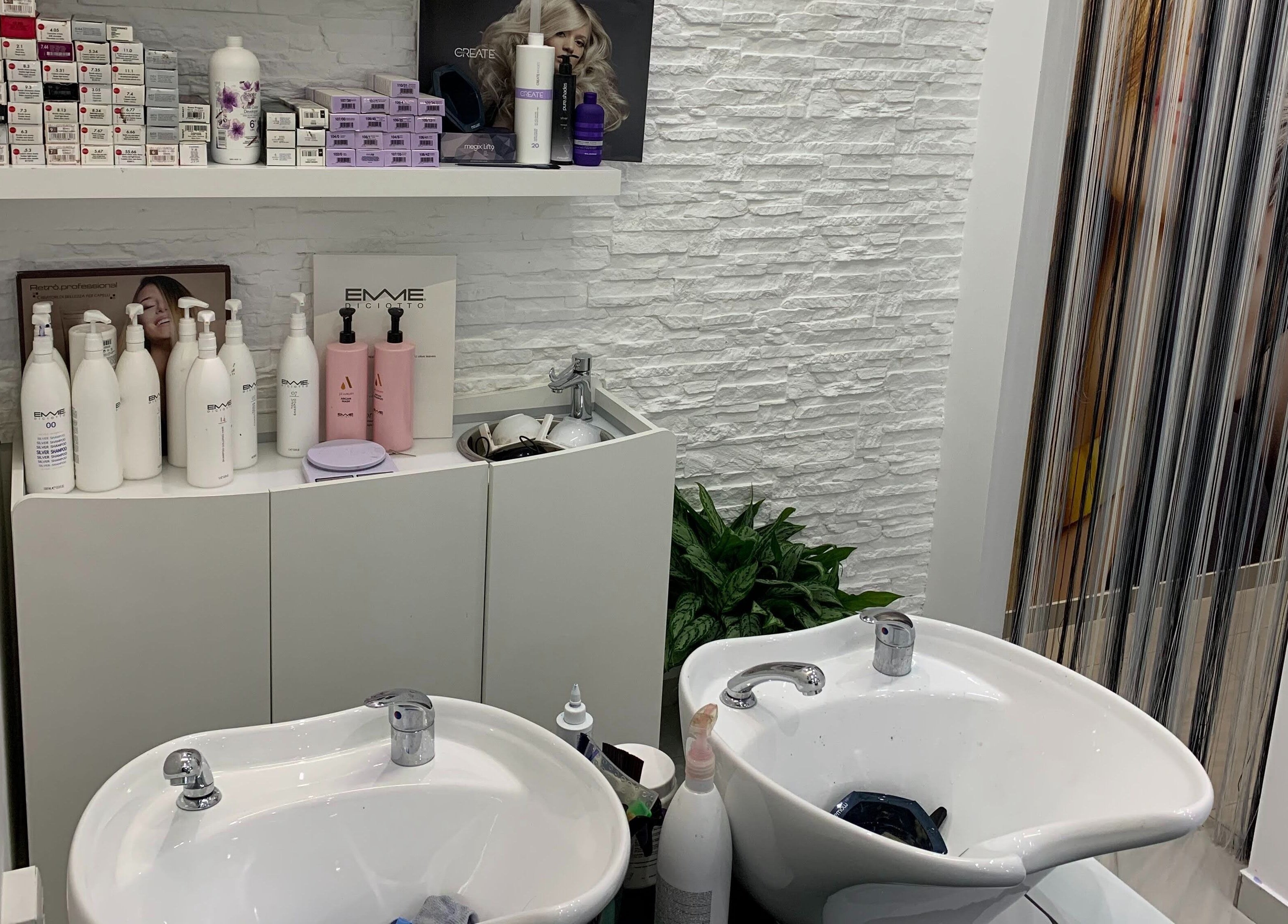 Interno moderno del salone Glamour di Mimma Lucia, Calabria, Catanzaro, IT con arredamento bianco elegante.