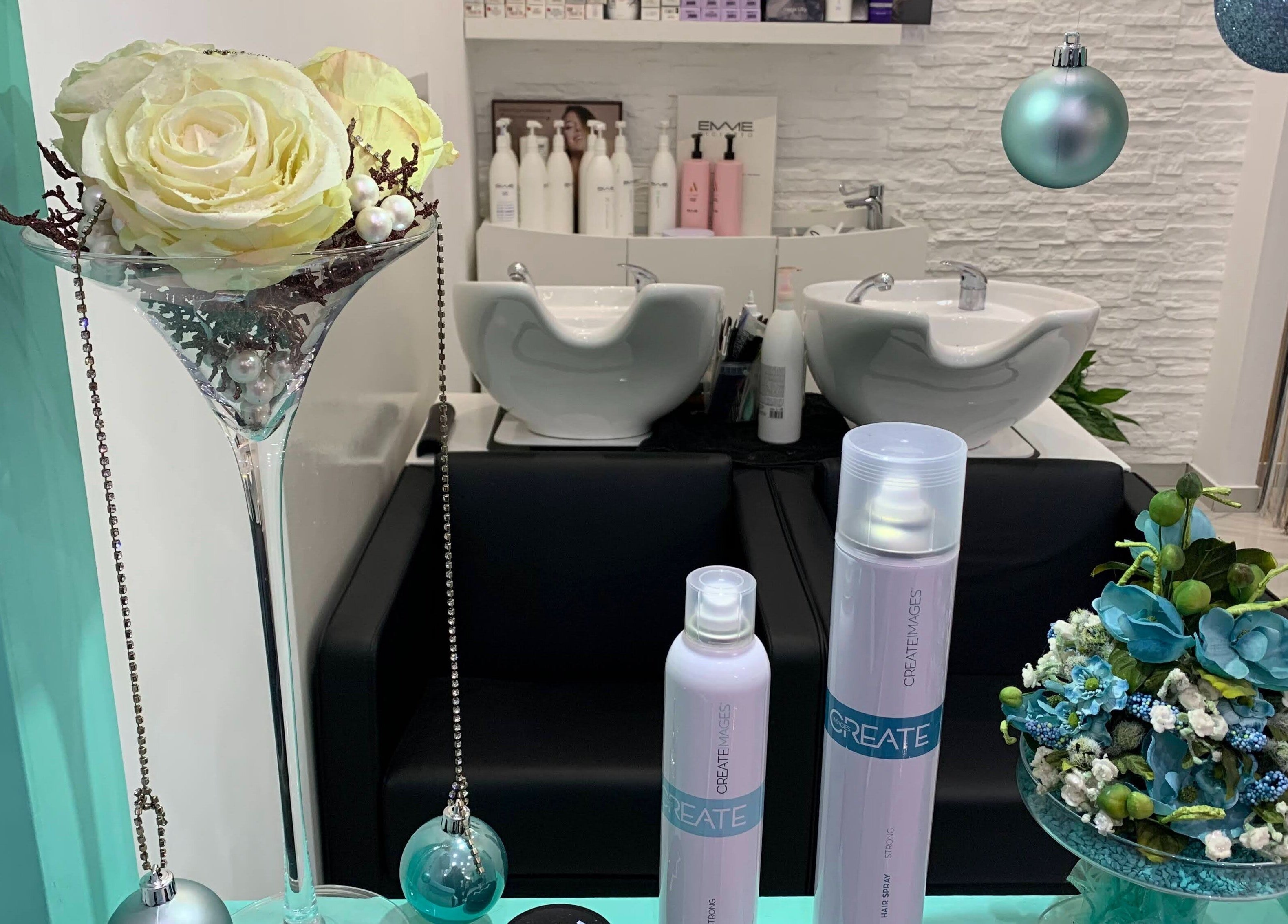 Decorazione elegante con fiori e prodotti per capelli a Glamour di Mimma Lucia, Calabria, Catanzaro, IT.
