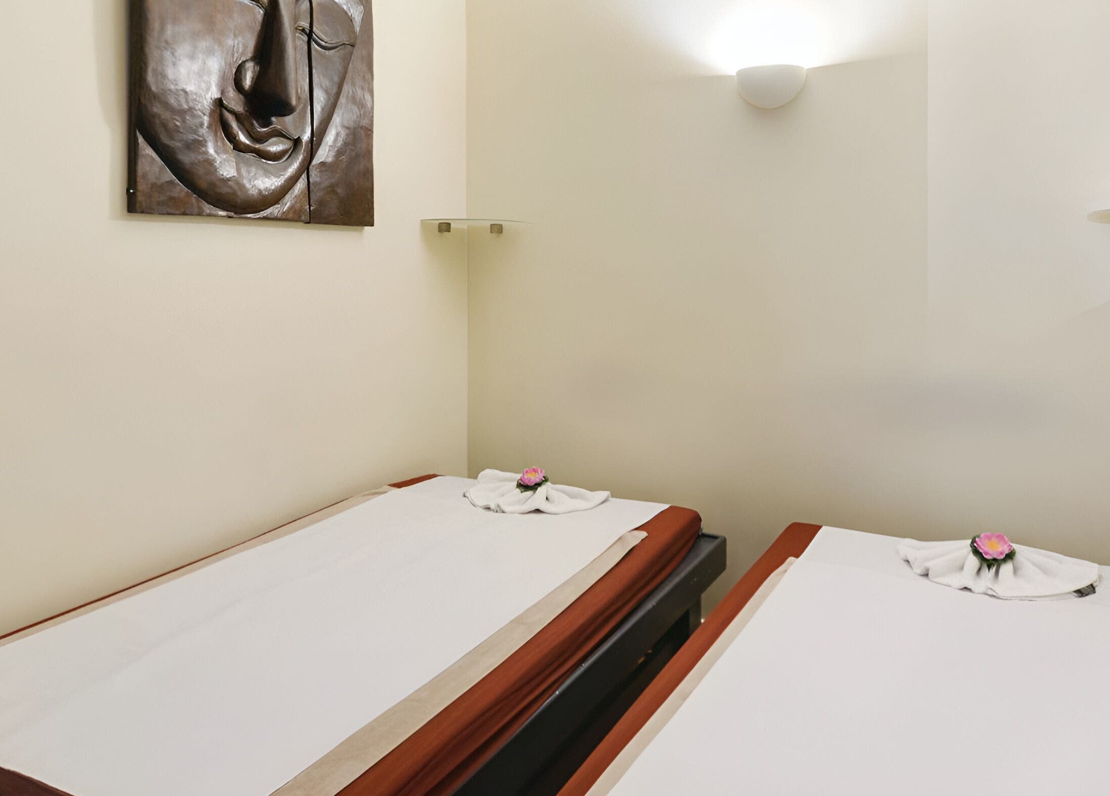 Salle de massage paisible à Ô Siam Spa Paris 5, Paris, Île-de-France, FR, avec décoration apaisante.