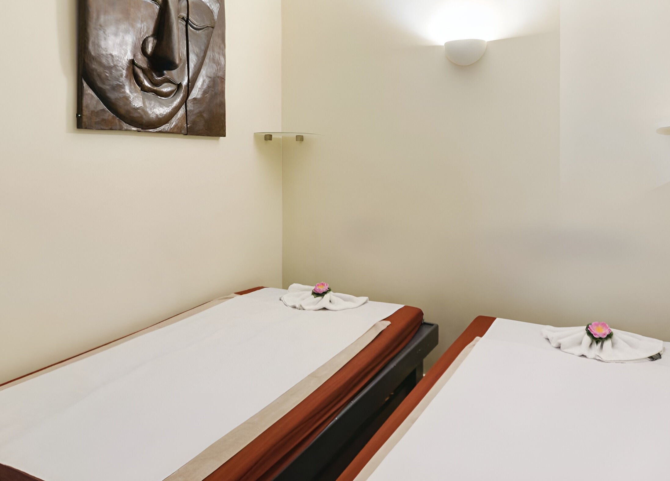 Salle de massage paisible à Ô Siam Spa Paris 5, Paris, Île-de-France, FR, avec décoration apaisante.