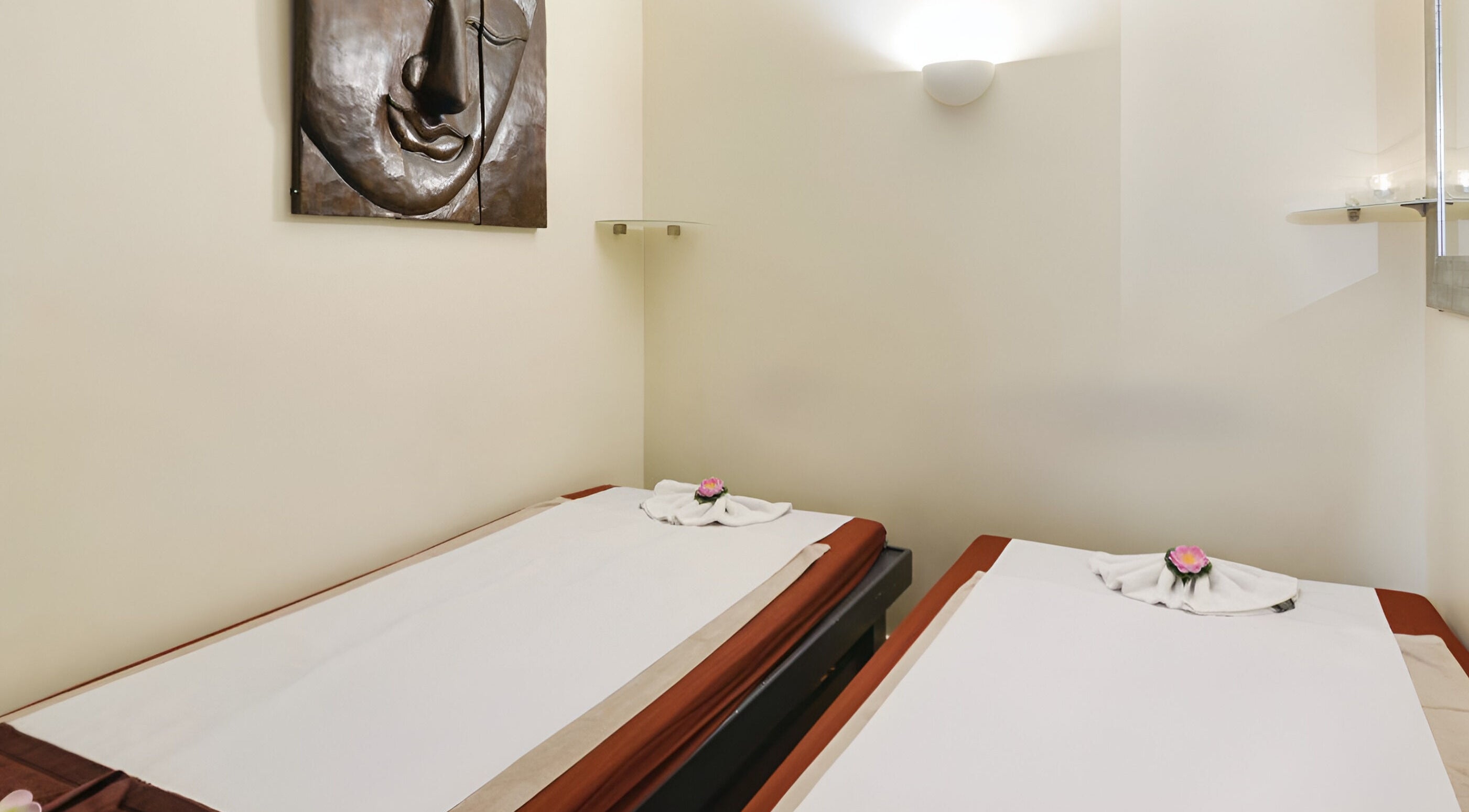 Salle de massage paisible à Ô Siam Spa Paris 5, Paris, Île-de-France, FR, avec décoration apaisante.