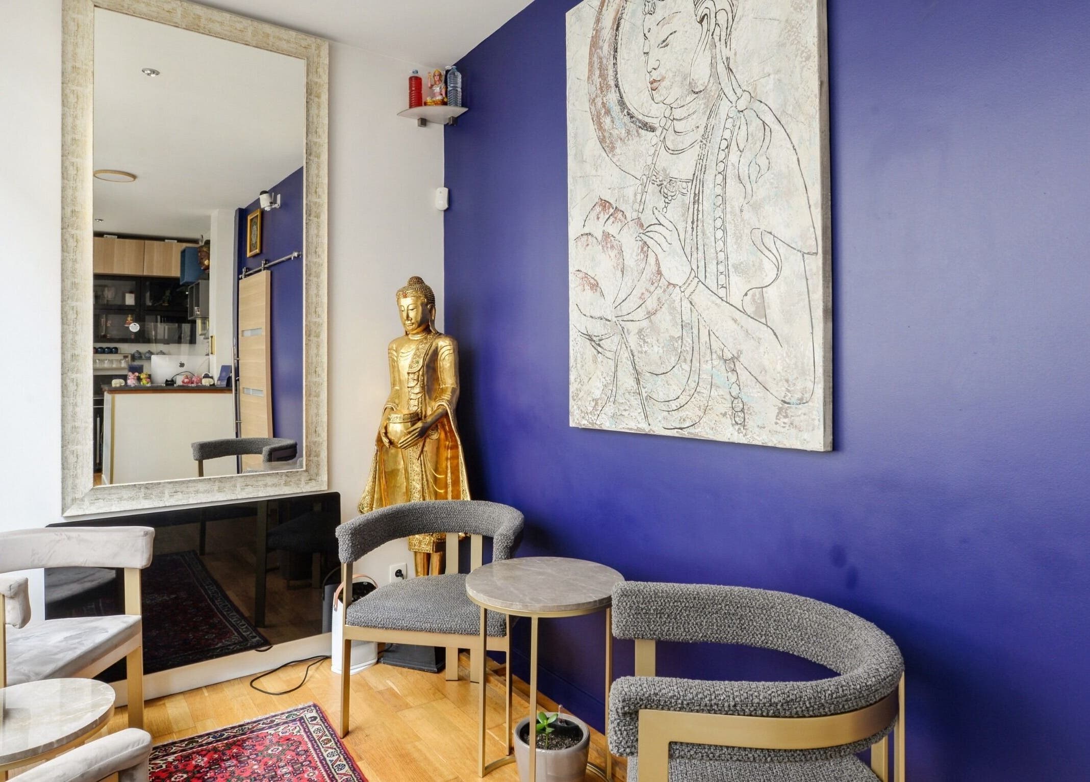 Intérieur serein chez Ô Siam Spa Paris 5, Paris, Île-de-France, FR avec statue et décoration apaisante.