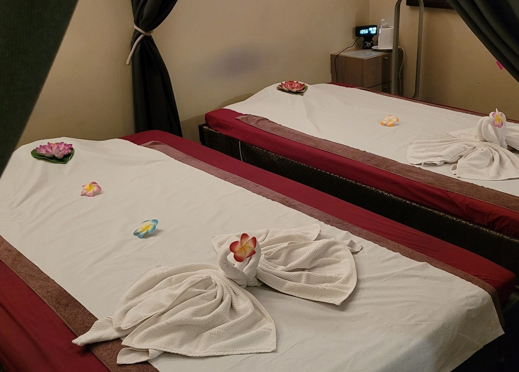 Table de massage décorée avec des fleurs à Ô Siam Spa Paris 5, Paris, Île-de-France, FR, offrant détente ultime.