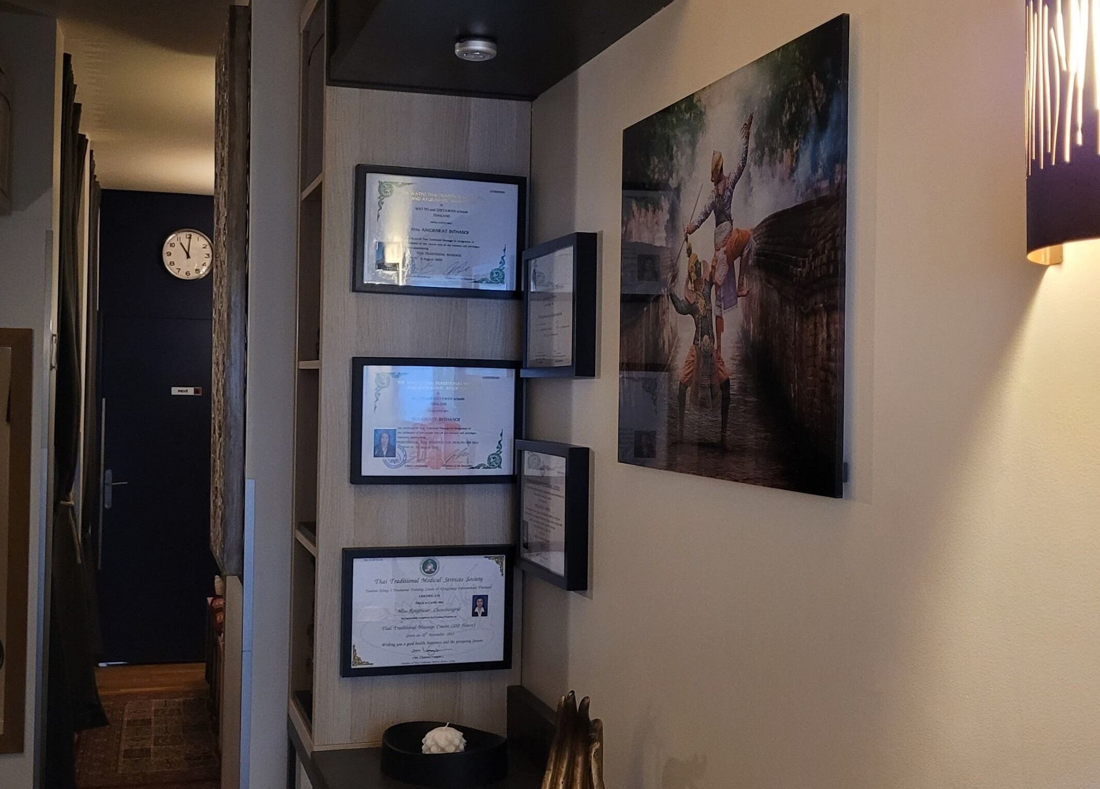 Intérieur d'Ô Siam Spa Paris 5 à Paris, Île-de-France, FR avec décorations et certificats muraux.