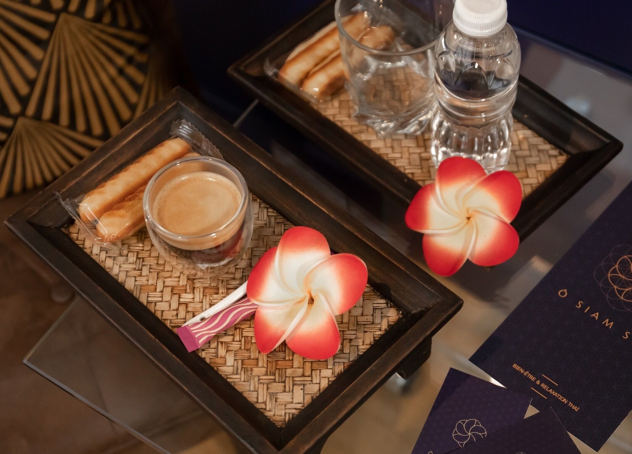 Plateau de bienvenue avec café et fleurs au Ô Siam Spa Paris 5, Paris, Île-de-France, FR.