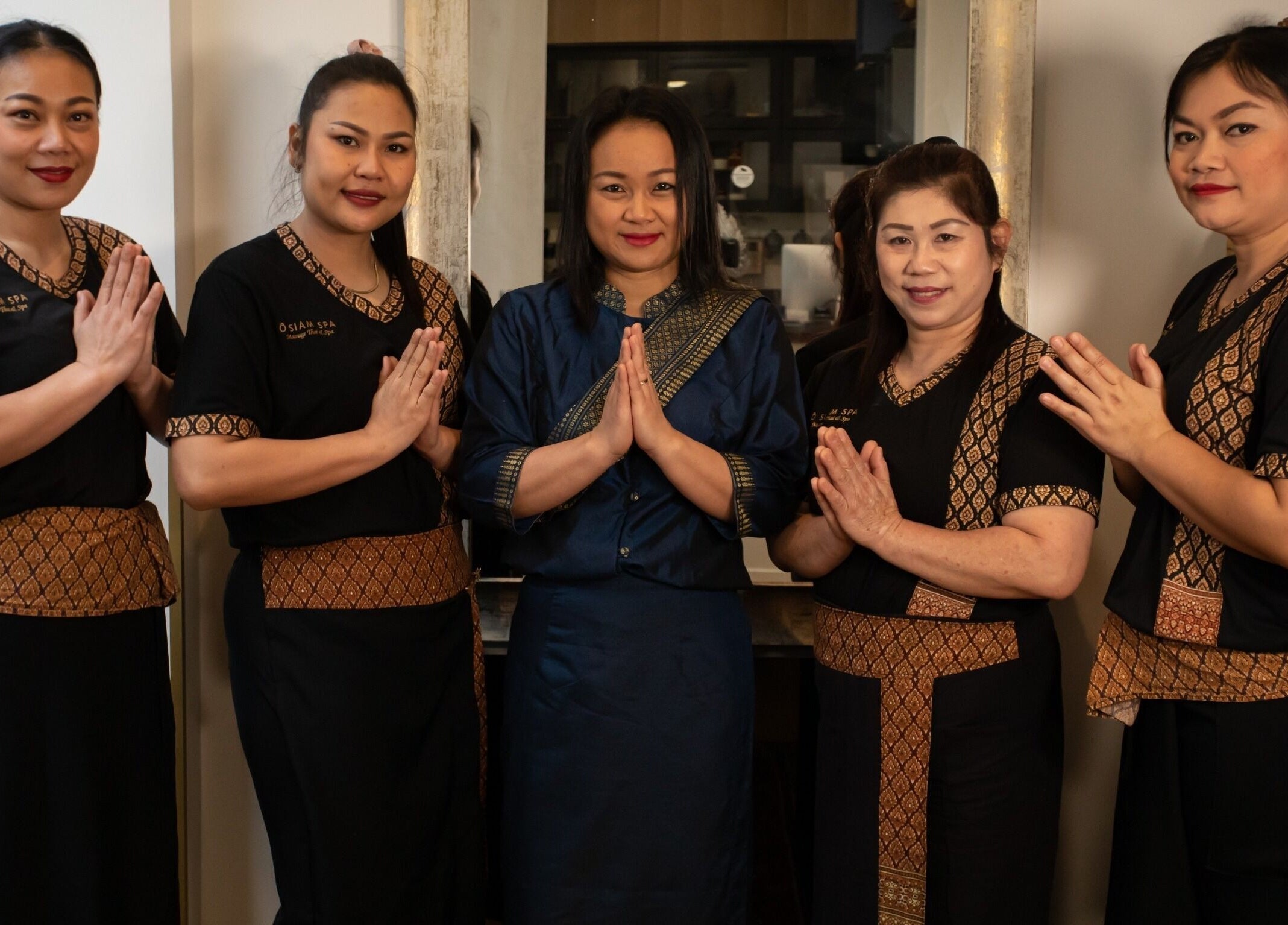 Équipe souriante de Ô Siam Spa Paris 5, Paris, Île-de-France, FR, offrant un accueil chaleureux.