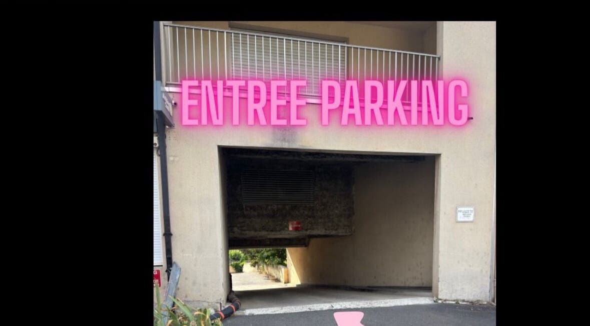 Entrée du parking de Bloomycils à Mende, Occitanie, FR, avec enseigne rose vif au-dessus.