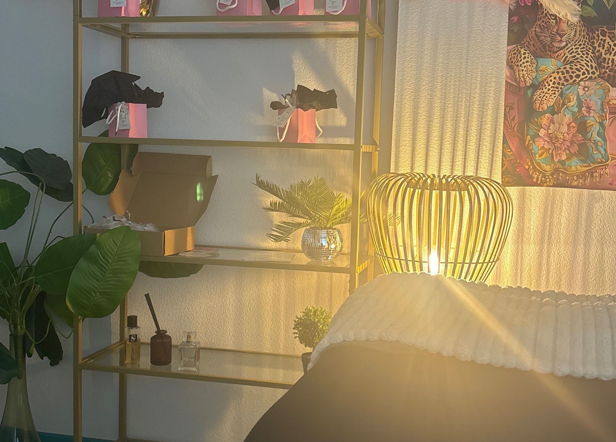 Coin détente avec étagère et lumière douce à Bloomycils, Mende, Occitanie, FR, pour une ambiance apaisante.