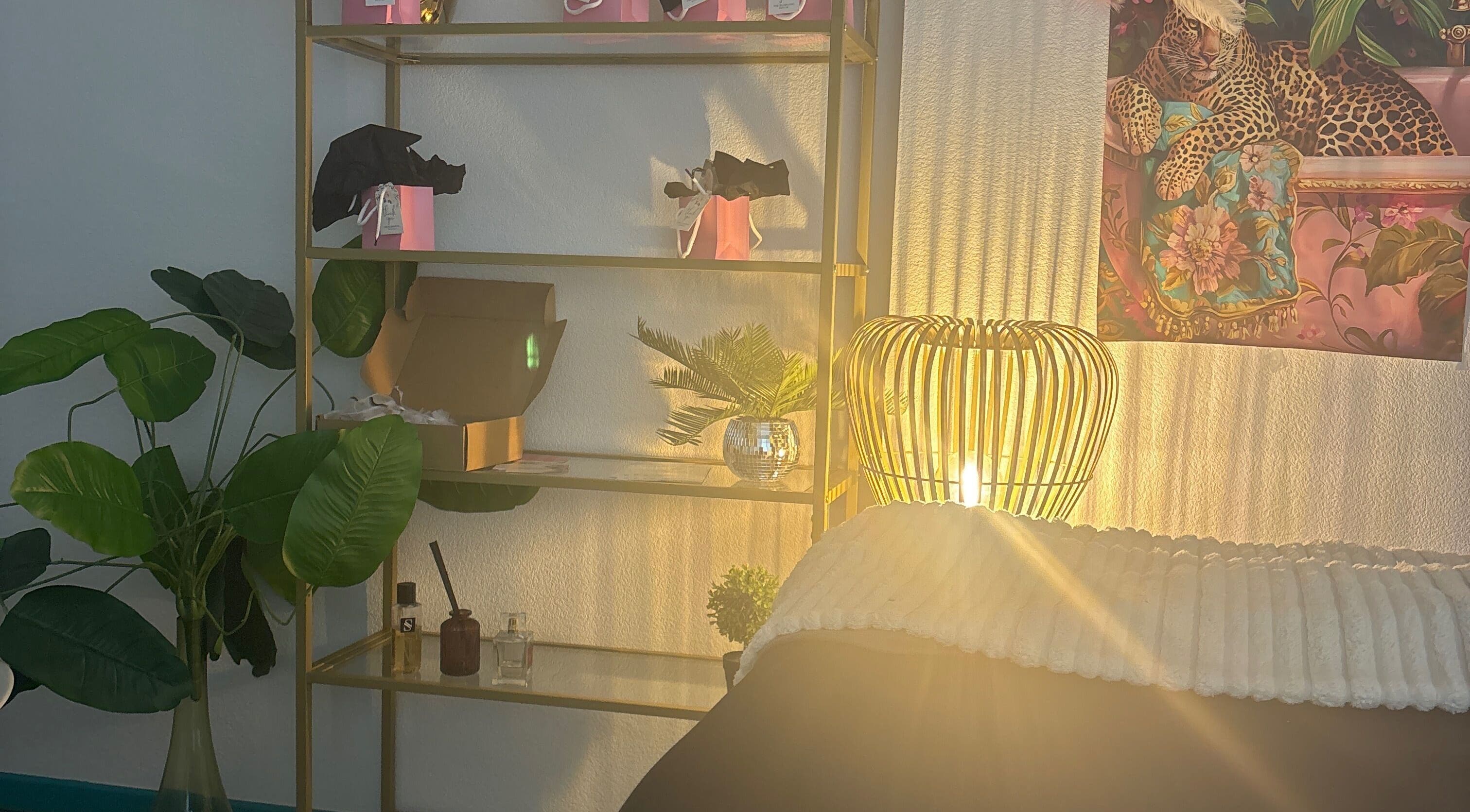 Coin détente avec étagère et lumière douce à Bloomycils, Mende, Occitanie, FR, pour une ambiance apaisante.