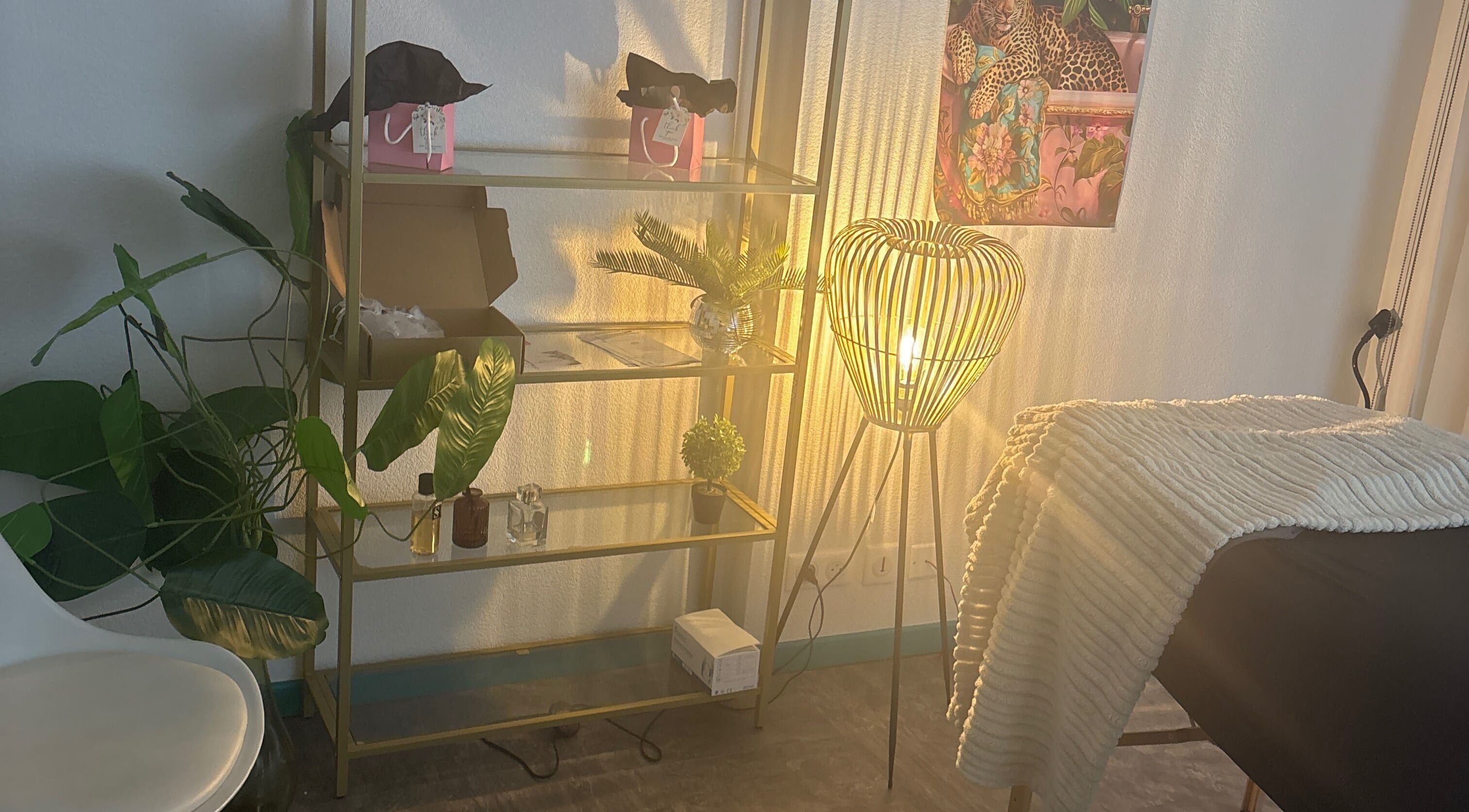 Intérieur apaisant de Bloomycils à Mende, Occitanie, FR, avec plante et éclairage design.