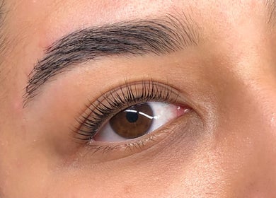 Cils rehaussés à L Beauty Lash, Croix, Hauts-de-France, FR pour un regard envoûtant.