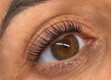 Extensions de cils à L Beauty Lash, Croix, Hauts-de-France, FR, offrant un look sophistiqué.