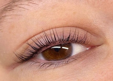 Extension des cils effectuée à L Beauty Lash, Croix, Hauts-de-France, FR, offrant un regard captivant.