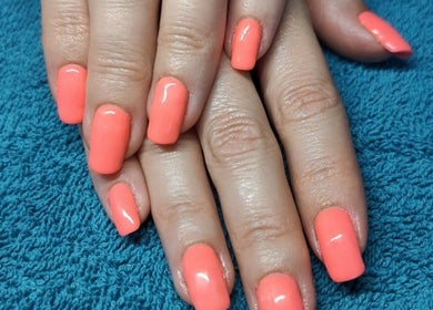 Vernis à ongles corail chez Beauté unique Esthéticienne à Domicile, Montélimar, Auvergne-rhône-alpes, FR.