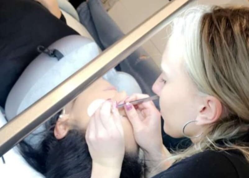 Esthéticienne appliquant des extensions de cils à Beauté Unique Esthéticienne à Domicile, Montélimar.