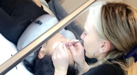 Esthéticienne appliquant des extensions de cils à Beauté Unique Esthéticienne à Domicile, Montélimar.