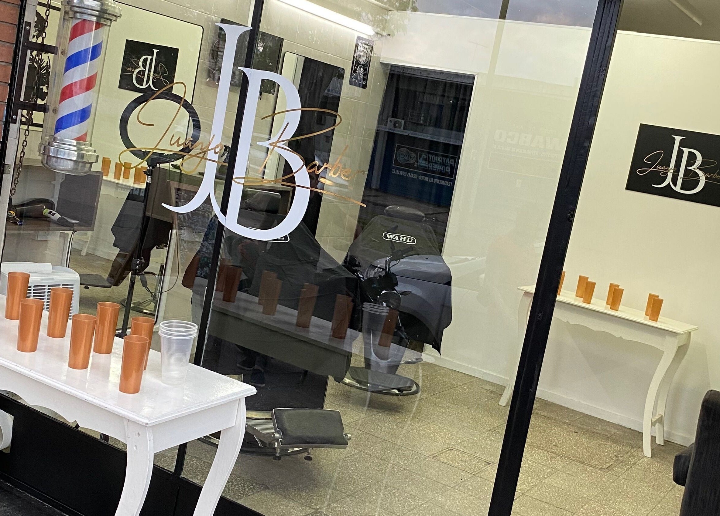 Entrada moderna de Juanjo Barber en Rosario, Santa Fe, AR, con decoración elegante.