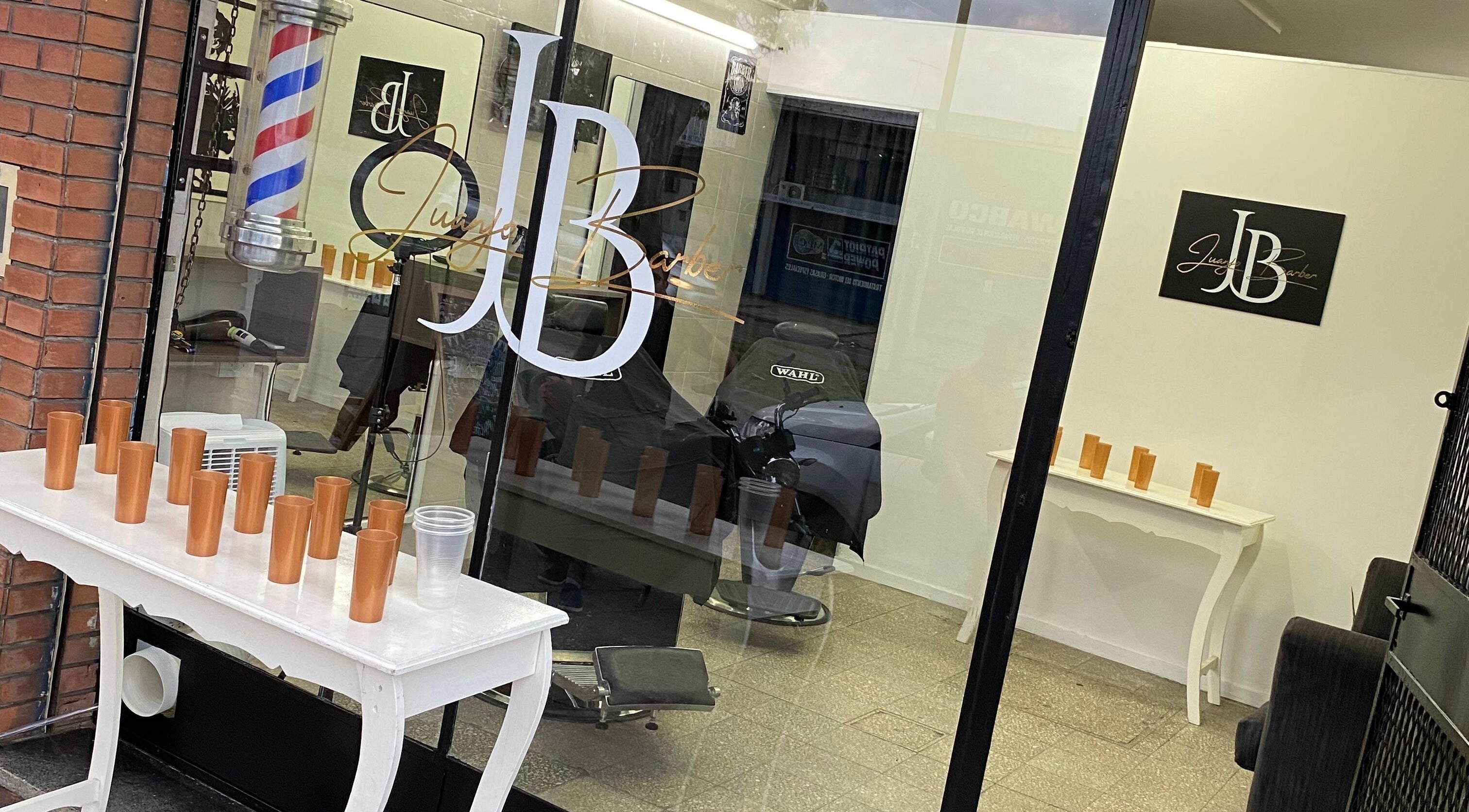 Entrada moderna de Juanjo Barber en Rosario, Santa Fe, AR, con decoración elegante.