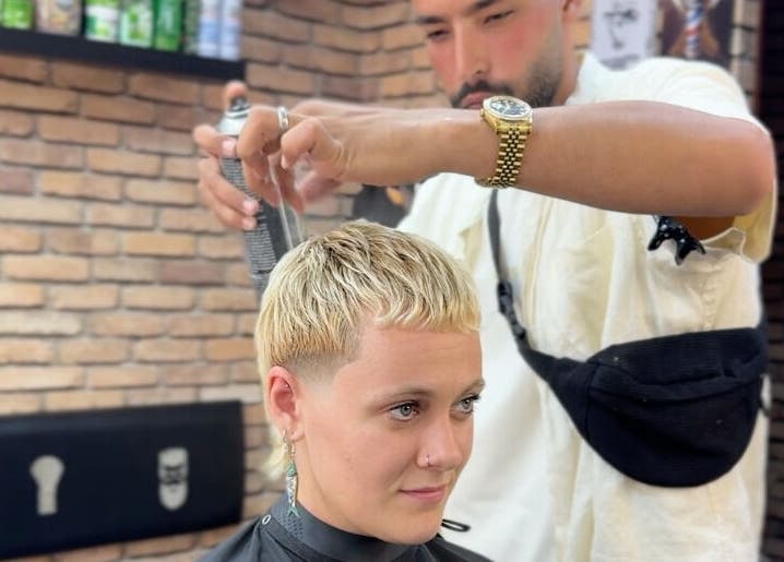 Hairstylist at Omar Alaseer in Amman perfecting a trendy short haircut on a client.