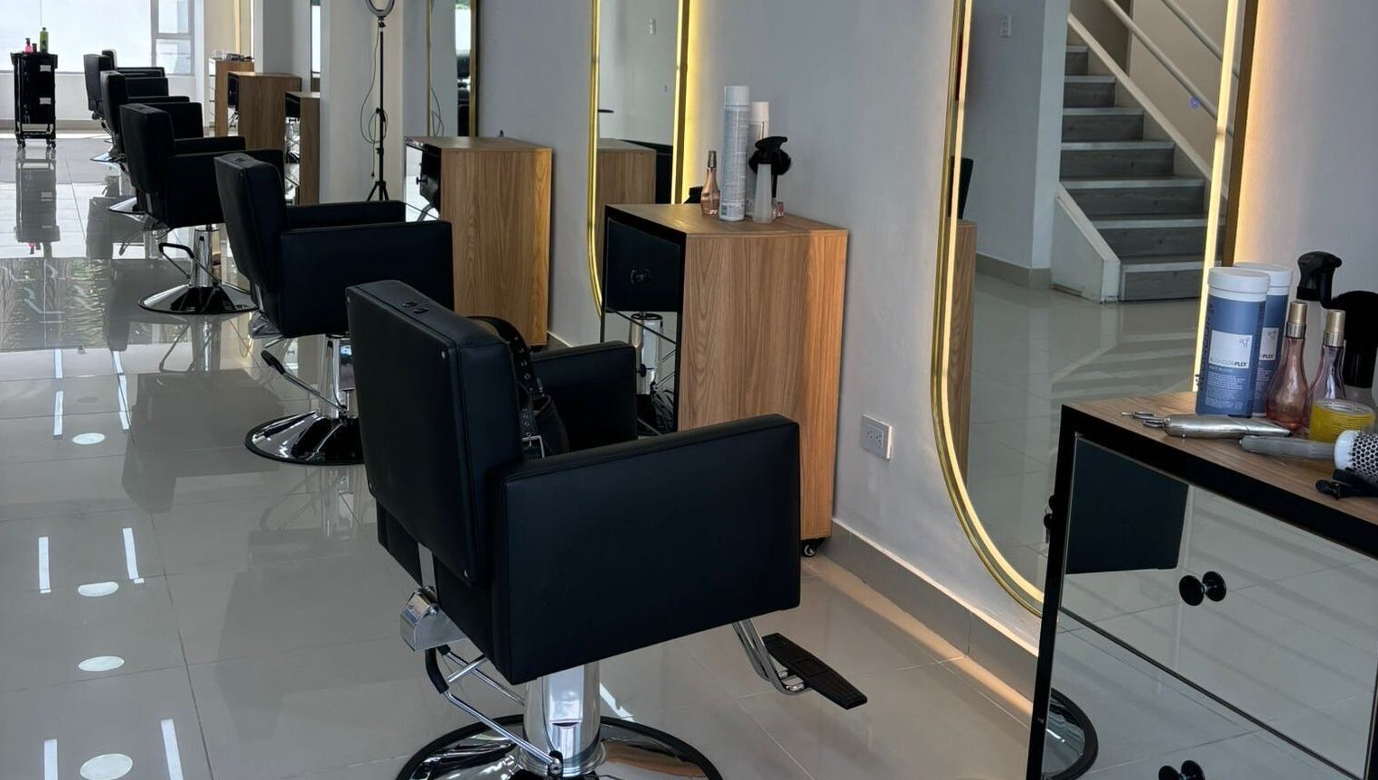 Espacio moderno de LUXURY STUDIO MB en Bogotá, Bogotá, CO, con sillas y espejos iluminados.