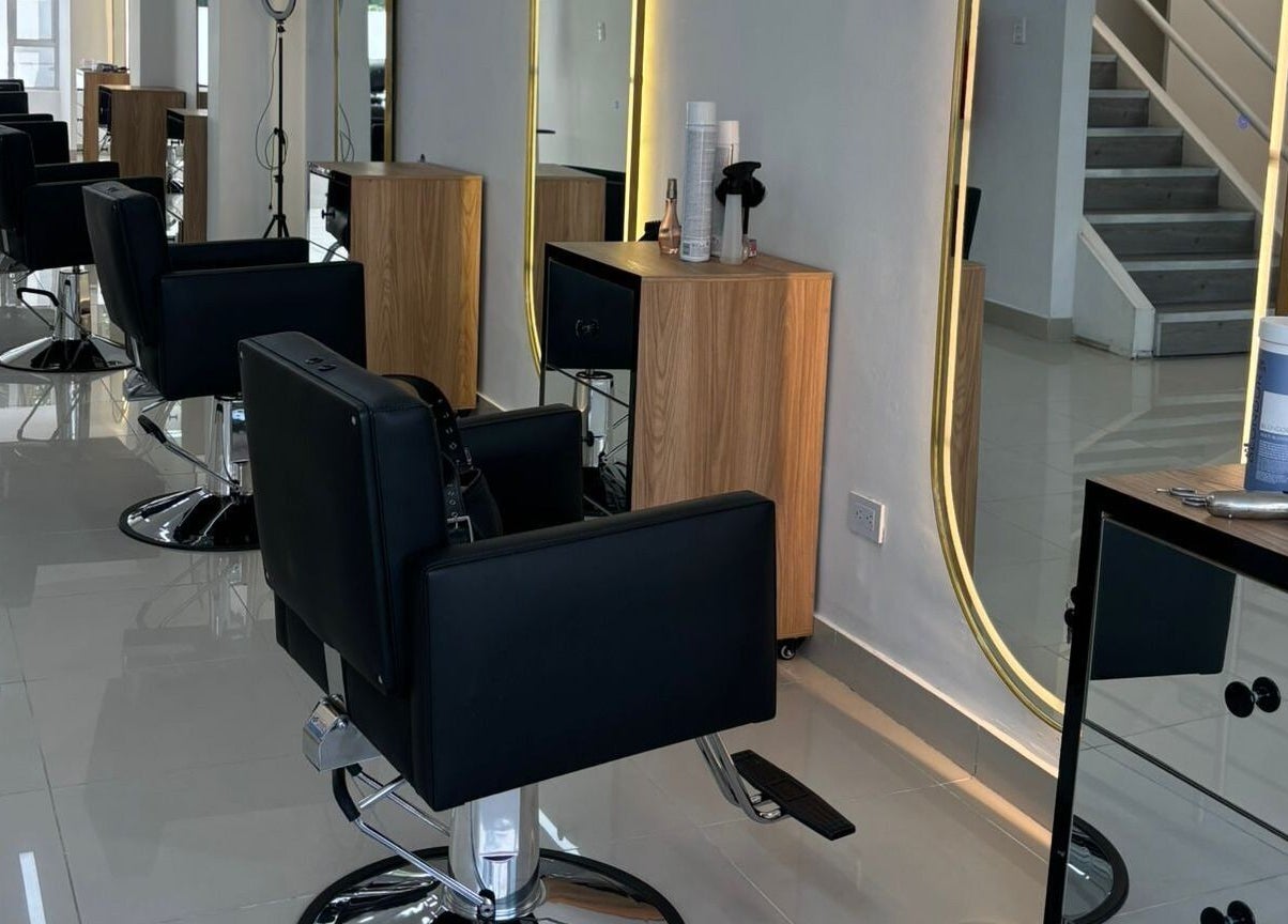 Espacio moderno de LUXURY STUDIO MB en Bogotá, Bogotá, CO, con sillas y espejos iluminados.