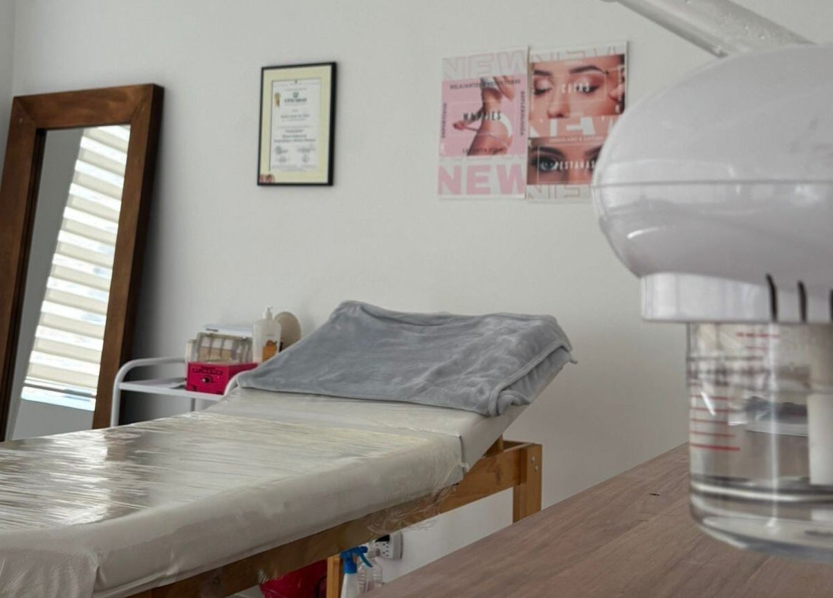 Camilla de terapia en LUXURY STUDIO MB, Bogotá, Bogotá, CO, con detalles elegantes y equipo moderno.