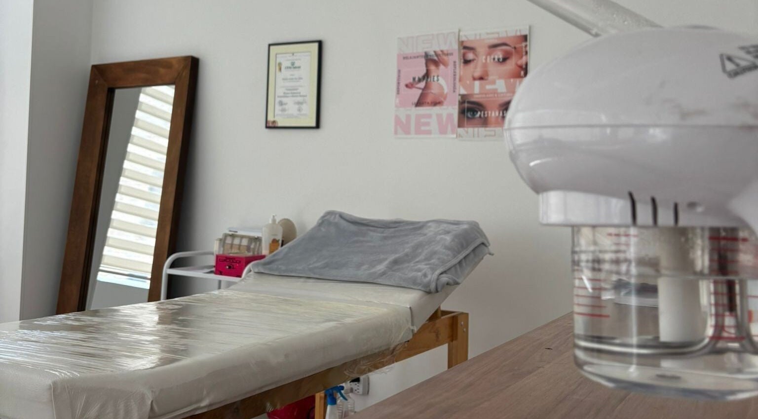 Camilla de terapia en LUXURY STUDIO MB, Bogotá, Bogotá, CO, con detalles elegantes y equipo moderno.