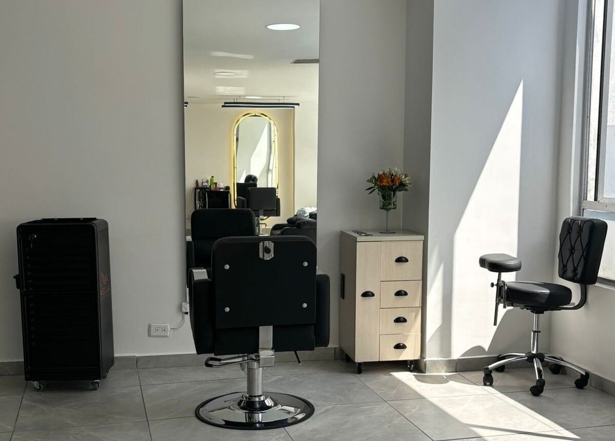 Interior luminoso de LUXURY STUDIO MB en Bogotá, Bogotá, CO, con sillas de estilista modernas.