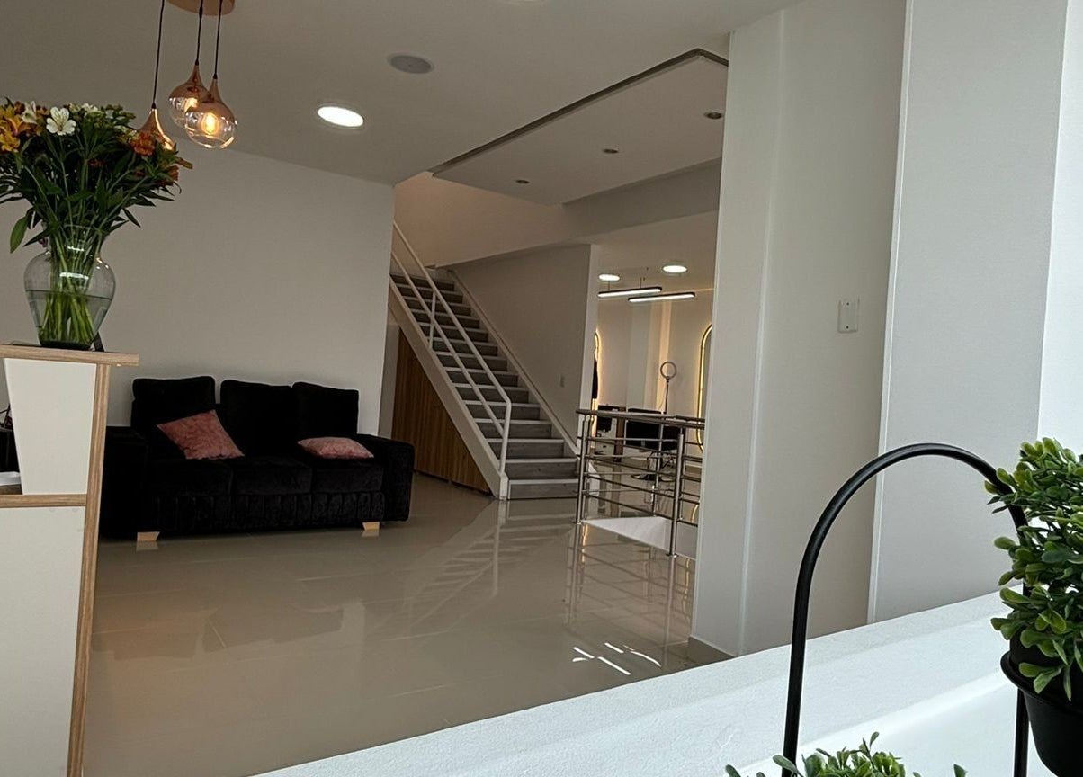 Espacioso interior en LUXURY STUDIO MB, Bogotá, Bogotá, CO, con decoración moderna y elegante.