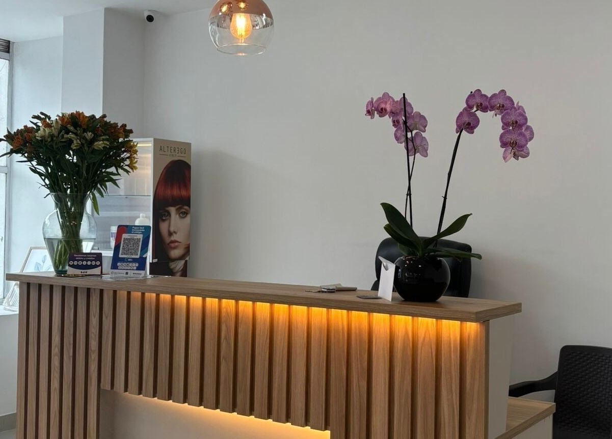 Recepción elegante en LUXURY STUDIO MB, Bogotá, Bogotá, CO con flores y luz suave.